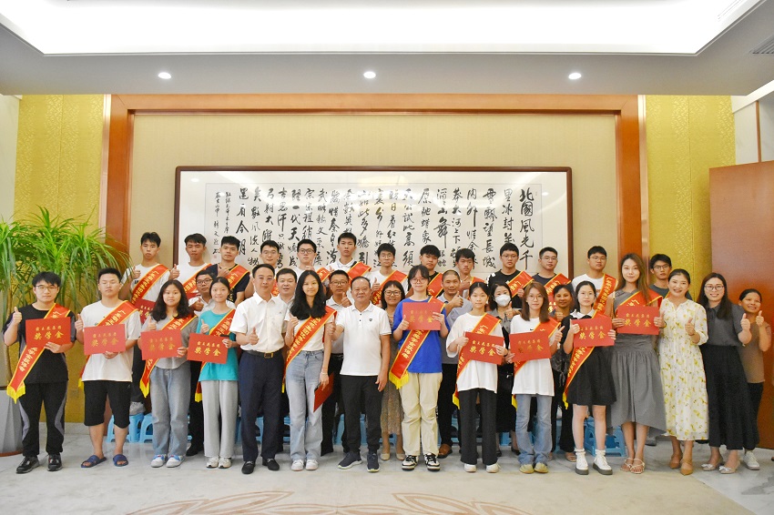 左-2023年8月24日，集團(tuán)舉辦員工子女高考獎(jiǎng)學(xué)金發(fā)放儀式.jpg